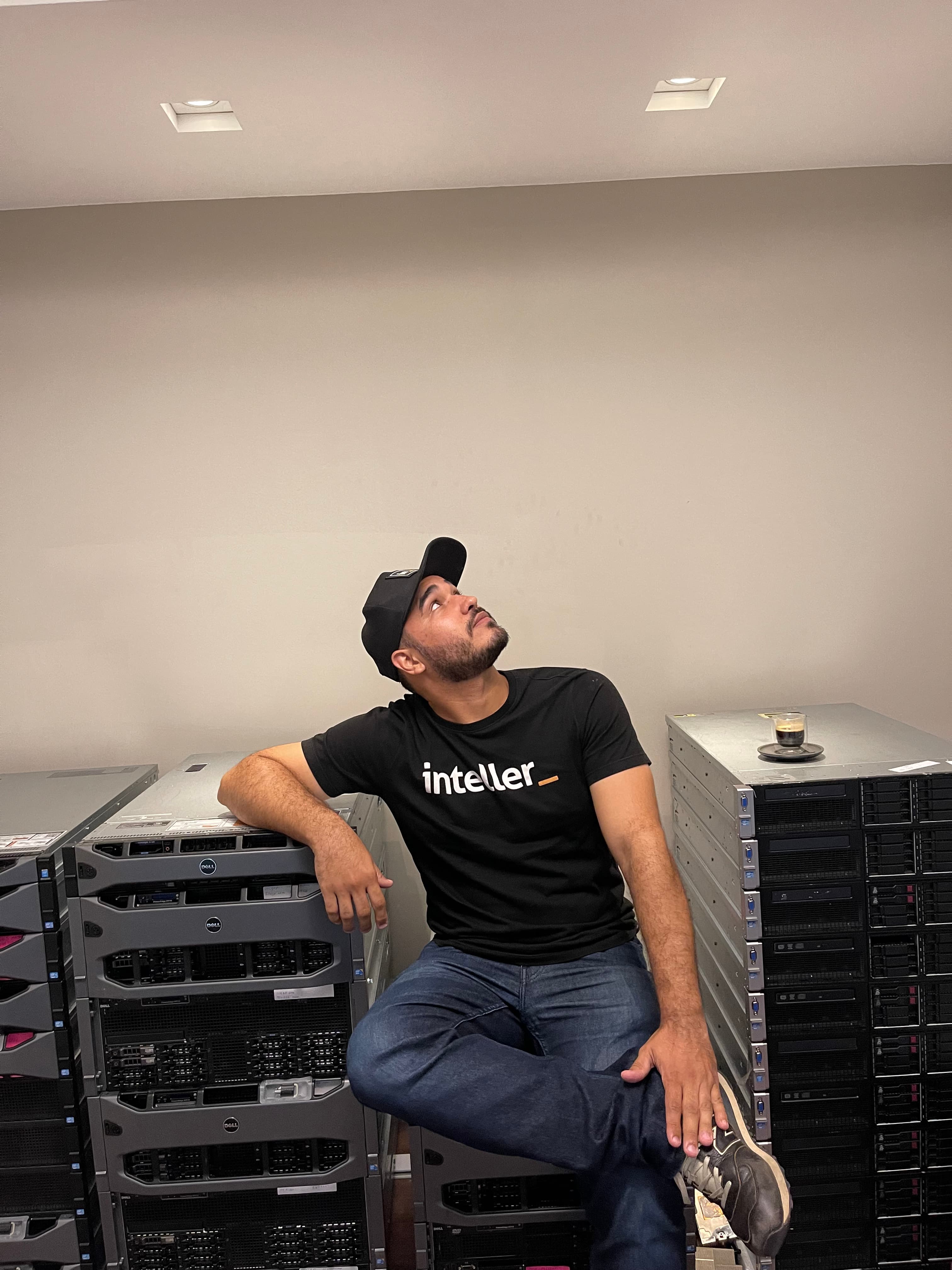 Time da Inteller no datacenter, entre os servidores