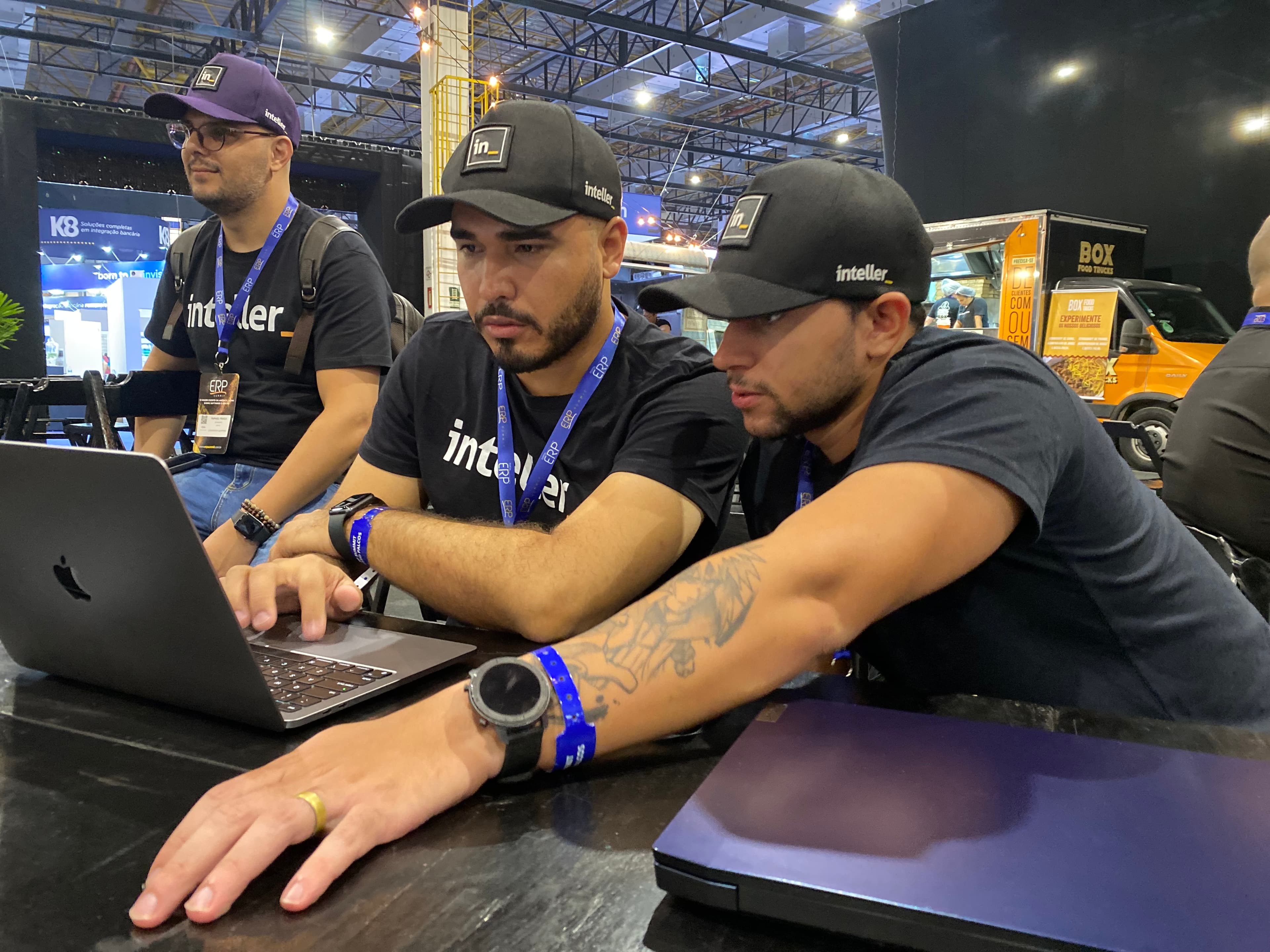Time da Inteller no estande do ERP Summit